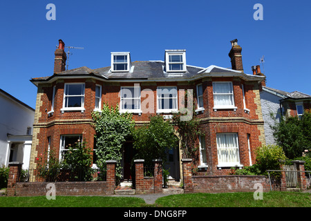 Maisons jumelées en briques de deux étages sur Southborough Common, près de Tunbridge Wells, Kent, Angleterre Banque D'Images