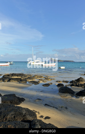 Vue panoramique de l'île coin de mire et des bateaux de pêche, l'île Maurice. Banque D'Images