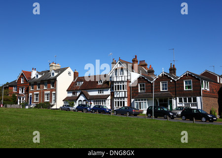 Maisons et chalets de style architectural mixte sur Southborough Common, près de Tunbridge Wells, Kent, Angleterre Banque D'Images