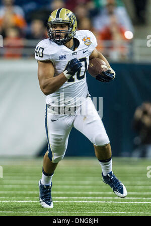 Detroit, Michigan, USA. Dec 26, 2013. 26 décembre 2013 : au cours de NCAA Football action de jeu entre les Pittsburgh Panthers et les Falcons de Bowling Green au Ford Field de Detroit, Michigan. Pittsburgh défait 30-27 Bowling Green. © csm/Alamy Live News Banque D'Images
