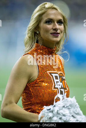 Detroit, Michigan, USA. Dec 26, 2013. 26 décembre 2013 : Bowling Green cheerleader pendant NCAA Football action de jeu entre les Pittsburgh Panthers et les Falcons de Bowling Green au Ford Field de Detroit, Michigan. Pittsburgh défait 30-27 Bowling Green. © csm/Alamy Live News Banque D'Images