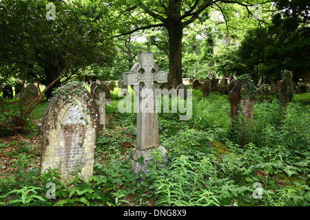 Tombes dans le cimetière envahi par la végétation de l'église St Peters, Southborough Common, près de Tunbridge Wells, Kent, Angleterre Banque D'Images