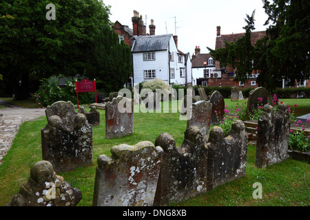 Tombes dans le cimetière de l'église St Mildreds , Kent , Angleterre , Tenterden Banque D'Images