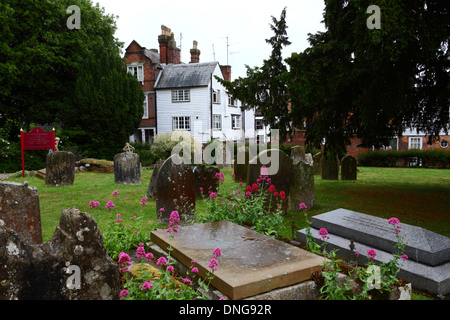 Tombes dans le cimetière de l'église St Mildreds , Kent , Angleterre , Tenterden Banque D'Images