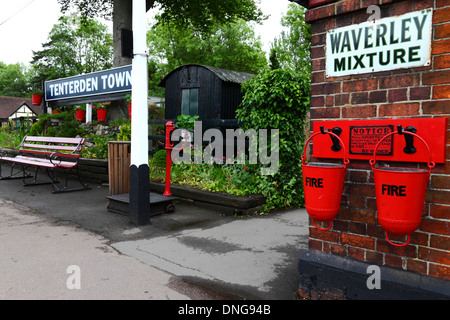 Seaux d'incendie et d'assurance ancienne balance sur la plate-forme, Tenterden Town station sur Kent & East Sussex Railway , Kent , Angleterre Banque D'Images