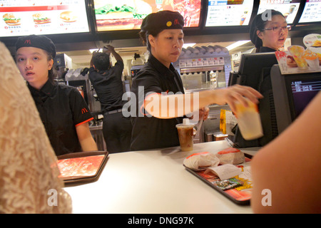 Hong Kong Chine,HK,Asie,Chinois,Oriental,Kowloon,Prince Edward,Nathan Road,McDonald's,hamburgers,hamburgers,franchise,restauration rapide,restaurants di Banque D'Images