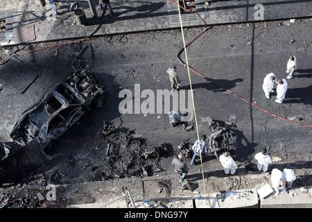 Beyrouth, Liban. Dec 27, 2013. Les enquêteurs de l'armée libanaise se tiennent près d'une voiture détruite sur les lieux d'une explosion. Mohammad Chatah, ancien ministre libanais et de l'opposition, a été tué vendredi dans l'explosion alors que son convoi traversait le centre-ville de Beyrouth. © Hasan Shaaban/NurPhoto ZUMAPRESS.com/Alamy/Live News Banque D'Images