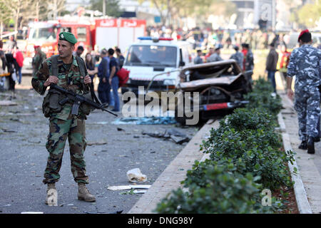 Beyrouth, Liban. Dec 27, 2013. Un soldat se tient à côté d'une voiture détruite sur les lieux d'une explosion. Mohammad Chatah, ancien ministre libanais et de l'opposition, a été tué vendredi dans l'explosion alors que son convoi traversait le centre-ville de Beyrouth. © Hasan Shaaban/NurPhoto ZUMAPRESS.com/Alamy/Live News Banque D'Images