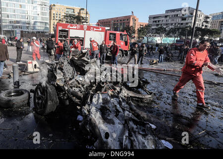 Beyrouth, Liban. Dec 27, 2013. Les forces de sécurité libanaises et les pompiers se rassemblent sur les lieux d'une explosion. Mohammad Chatah, ancien ministre libanais et de l'opposition, a été tué vendredi dans l'explosion alors que son convoi traversait le centre-ville de Beyrouth. © Hasan Shaaban/NurPhoto ZUMAPRESS.com/Alamy/Live News Banque D'Images