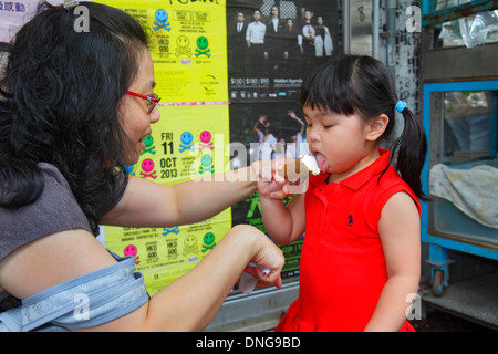 Hong Kong Chine,HK,Asie,Chinois,Oriental,Kowloon,Prince Edward,Nathan Road,Asiatiques asiatiques immigrants ethniques minorités,adultes,adultes,femmes Banque D'Images