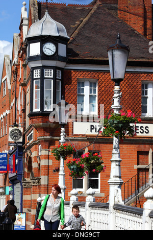 Tour de l'horloge sur bâtiment en brique de style victorien qui abrite Pizza Express dans High Street, Tonbridge, Kent, Angleterre Banque D'Images