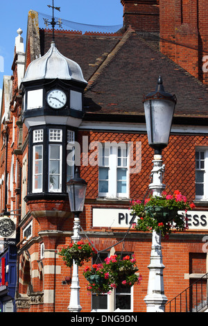 Détail de tour de l'horloge sur bâtiment en brique de style victorien qui abrite Pizza Express dans High Street, Tonbridge, Kent, Angleterre Banque D'Images