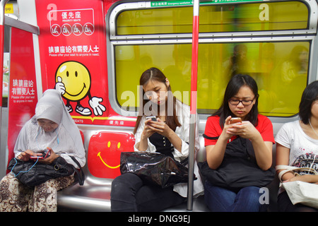 Hong Kong Chine,HK,Asie,Chinois,Oriental,Ile,WAN Chai Station de métro MTR,riders,passagers rider riders,asiatique adulte,adulte,femme W Banque D'Images