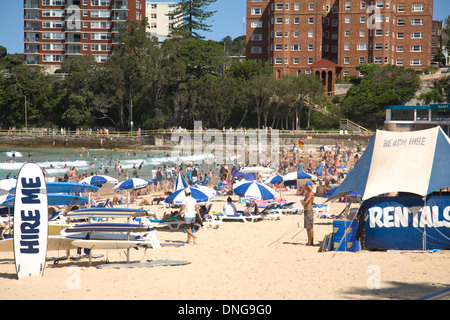 Location d'équipement de plage, transats, rayons de soleil et parasols à louer sur Manly Beach à Sydney, Nouvelle-Galles du Sud, Australie Banque D'Images