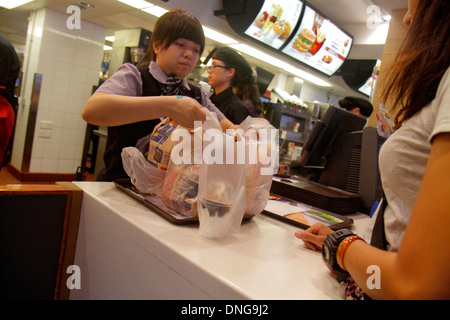 Hong Kong Chine,HK,Asie,Chinois,Oriental,Kowloon,Sam Shui po,McDonald's,hamburgers,hamburgers,franchise,restauration rapide,restaurant restaurants restaurants repas o Banque D'Images