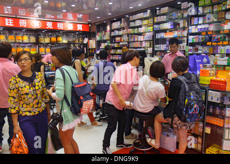 Hong Kong Chine,HK,Asie,Chinois,Oriental,Kowloon,Mong Kok,Nathan Road,magasin de plantes médicinales,pharmacie,clients,Asiatiques immigrants ethniques immigrants Banque D'Images