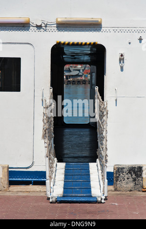 Sur l'entrée de navires de passagers. Libre. Banque D'Images