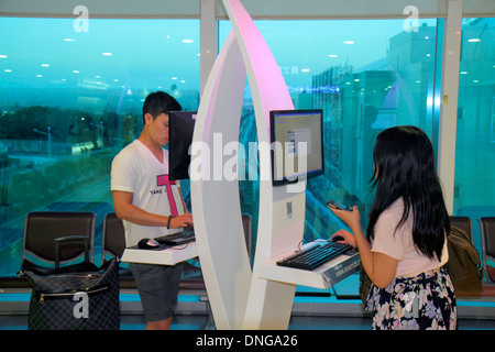 République de Chine,Taïwan,Taipei,Asie,Orient,Oriental,Taïwan aéroport international de Taoyuan,TPE,terminal,portail,accès Internet gratuit,homme asiatique hommes,ad Banque D'Images