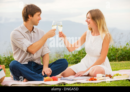 Beau couple drinking champagne on pique-nique après-midi romantique en campagne Banque D'Images