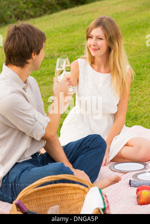 Beau couple drinking champagne on pique-nique après-midi romantique en campagne Banque D'Images