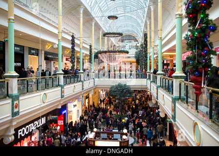À l'intérieur de l'Intu Trafford Centre commercial intérieur dans Dumplington, Greater Manchester, Angleterre Banque D'Images