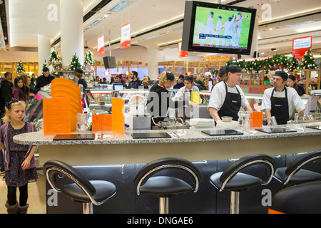 À l'intérieur de l'Intu Trafford Centre commercial intérieur dans Dumplington, Greater Manchester, Angleterre Banque D'Images