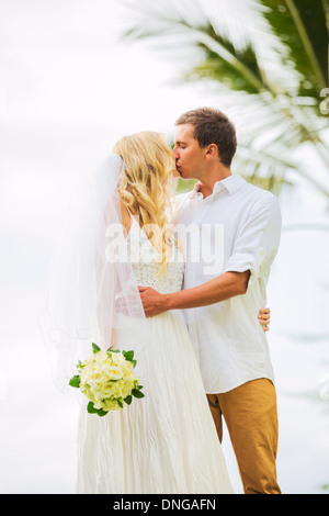 Couple mariés juste et faire place au moment d'amour intime, au mariage Banque D'Images