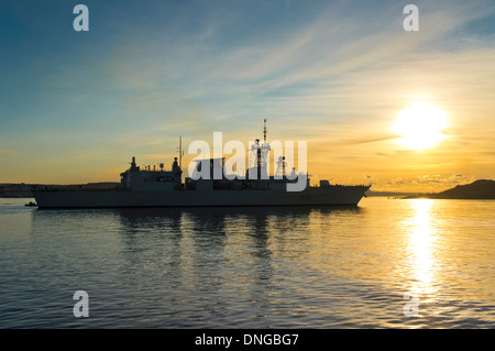 La Marine royale canadienne modernisée une frégate de classe Halifax NCSM HALIFAX (FFH 330) quitte le port de Halifax après le lever du soleil. Banque D'Images