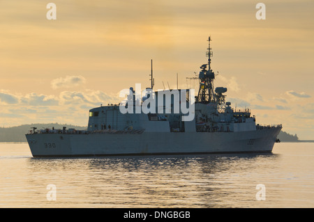 La Marine royale canadienne modernisée une frégate de classe Halifax NCSM HALIFAX (FFH 330) quitte le port de Halifax après le lever du soleil. Banque D'Images