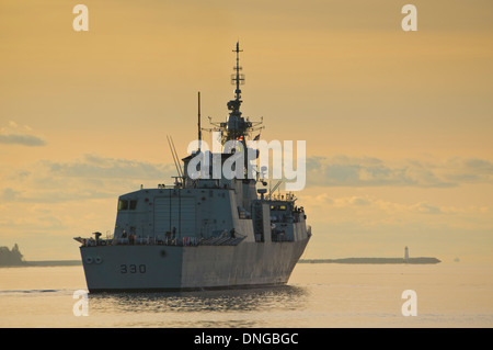 La Marine royale canadienne modernisée une frégate de classe Halifax NCSM HALIFAX (FFH 330) quitte le port de Halifax après le lever du soleil. Banque D'Images