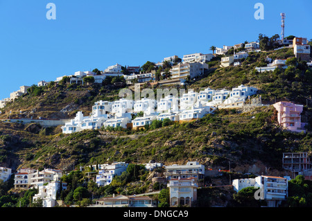 Maisons de vacances méditerranéen sur une colline dans la région de Costa Brava, Rosas, Catalogne, Espagne Banque D'Images