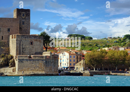 Château Royal avec ciel nuageux ciel bleu dans le village de Collioure, mer méditerranée, Pyrénées Orientales, Roussillon, France Banque D'Images