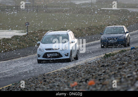 Newgale, Pembrokeshire, Pays de Galles, Royaume-Uni. 27 décembre 21013. Des vents violents ont créé d'énormes vagues aussi loin que l'horizon sur la côte sud-ouest du pays de Galles. Credit : Graham M. Lawrence/Alamy Live News. Banque D'Images
