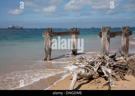 Anciennes ruines d'une jetée sur la côte victorienne ferry spirit of Tasmania sur l'océan avec la dérive et le vieux quai d'avant Banque D'Images