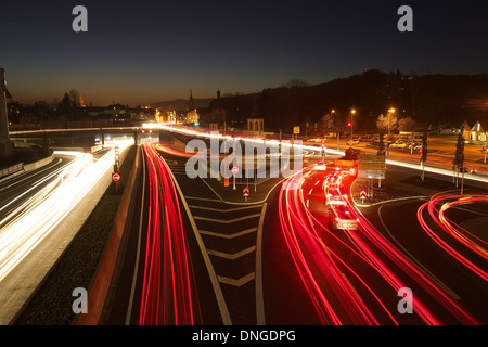 Entrée est du tunnel récemment construit à Schwaebisch Gmuend, à l'heure bleue. Des sentiers de lumière en blanc et rouge forme les voitures Banque D'Images