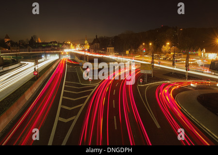 Entrée est du tunnel récemment construit à Schwaebisch Gmuend, à l'heure bleue. Des sentiers de lumière en blanc et rouge forme les voitures Banque D'Images