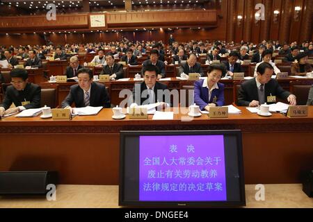 Beijing. 28 Dec, 2013. Photos prises le 28 décembre 2013 montre la séance de clôture de la sixième session de la 12e Commission permanente de l'Assemblée populaire nationale (APN), à Beijing, capitale de la Chine. Comité permanent de l'Assemblée populaire nationale a fermé sa session bimestrielle ici samedi. © Liu Weibing/Xinhua/Alamy Live News Banque D'Images