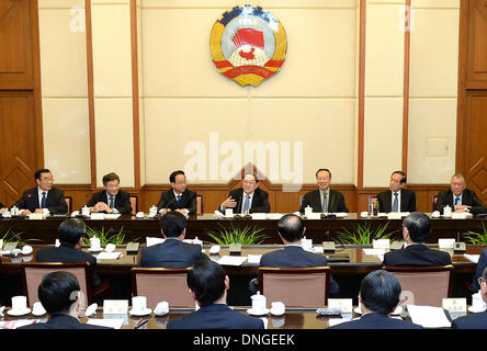 Beijing, Chine. 28 Dec, 2013. Yu Zhengsheng (C), président du Comité National de la Conférence consultative politique du peuple chinois (CCPPC), préside la 10ème réunion des présidents de la 12ème CCPPC Comité national à Beijing, capitale de Chine, le 27 décembre 2013. © Liu Jiansheng/Xinhua/Alamy Live News Banque D'Images