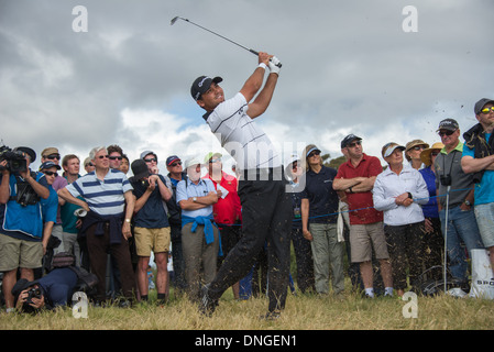 Jason Day golfeur Champion du monde l'Australie joue dans la Coupe du Monde 2013 Handa portrait Royal Melbourne avec les spectateurs à la recherche Banque D'Images