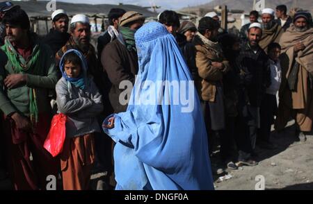 Kaboul, Afghanistan. 28 Dec, 2013. Les Afghans attendent de recevoir des fournitures de secours d'hiver offert par le gouvernement allemand pour les personnes déplacées à Kaboul, Afghanistan, le 28 décembre 2013. © Ahmad Massoud/Xinhua/Alamy Live News Banque D'Images