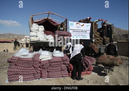 Kaboul, Afghanistan. 28 Dec, 2013. Les hommes afghans décharger le charbon et de courtepointe donnés par le gouvernement allemand pour les personnes déplacées à Kaboul, Afghanistan, le 28 décembre 2013. © Ahmad Massoud/Xinhua/Alamy Live News Banque D'Images