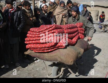 Kaboul, Afghanistan. 28 Dec, 2013. Un homme afghan reçoit le charbon et de courtepointe donnés par le gouvernement allemand pour les personnes déplacées à Kaboul, Afghanistan, le 28 décembre 2013. © Ahmad Massoud/Xinhua/Alamy Live News Banque D'Images