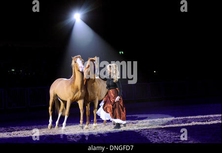 Munich, Allemagne. Dec 27, 2013. Cavalier de dressage Sylvie Willms joue avec deux chevaux au 'Cavallo Classico' Horse Show de Munich, Allemagne, le 27 décembre 2013. Le spectacle va résider à Munich jusqu'au 31 décembre 2013. Photo : Tobias HASE/dpa/Alamy Live News Banque D'Images