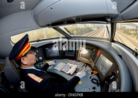 Beijing, Chine, province du Fujian. 28 Dec, 2013. Li Weiqiang entraîne le bullet train D2333 sur Xiamen-Shenzhen railway à Xiamen, ville du sud-est de la province de Fujian en Chine, 28 décembre 2013. Le réseau de chemin de fer de la Chine a dépassé 100 000 km au total le samedi, que plusieurs nouvelles liaisons ferroviaires à grande vitesse, y compris le fer Xiamen-Shenzhen, Xi'an-Chongqing-Lichuan Baoji Railway, chemin de fer, et d'autres dans le sud-ouest de la Chine, région autonome Zhuang du Guangxi, a commencé ses opérations en avance sur le printemps pointe voyage, un des plus achalandés saisons voyage le mois prochain. Credit : Zhang Guojun/Xinhua/Alamy Live News Banque D'Images