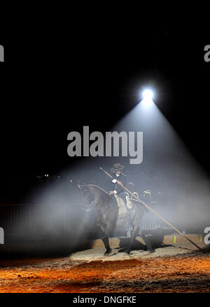 Munich, Allemagne. Dec 27, 2013. Une Garrocha rider fonctionne à l 'Cavallo Classico' Horse Show de Munich, Allemagne, le 27 décembre 2013. Le spectacle va résider à Munich jusqu'au 31 décembre 2013. Photo : Tobias HASE/dpa/Alamy Live News Banque D'Images