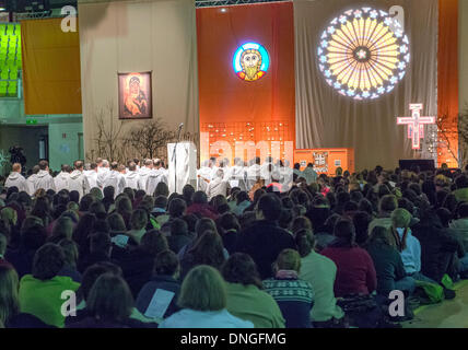 Strasbourg, France. Dec 27, 2013. Les jeunes prennent part à un service au cours de la 36e rencontre de Taizé jeunes adultes européens à Strasbourg, France, 27 décembre 2013. Environ 20 000 jeunes âgés entre 17 et 35 ans sont attendus à la réunion, qui va durer jusqu'au 1er janvier 2014. Photo : WIESLAWA KLEMENS/dpa/Alamy Live News Banque D'Images