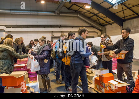 Strasbourg, France. Dec 27, 2013. Les jeunes arrivent à la 36e rencontre de Taizé jeunes adultes européens à Strasbourg, France, 27 décembre 2013. Environ 20 000 jeunes âgés entre 17 et 35 ans sont attendus à la réunion, qui va durer jusqu'au 1er janvier 2014. Photo : WIESLAWA KLEMENS/dpa/Alamy Live News Banque D'Images