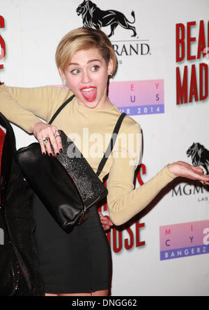 Las Vegas, Nevada, USA. Dec 27, 2013. La chanteuse MILEY CYRUS arrive d'accueillir la grande ouverture de Madhouse Beacher's Nightclub au MGM Grand Hotel & Casino. © Marcel Thomas/ZUMAPRESS.com/Alamy Live News Banque D'Images