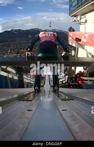 Oberstdorf, Allemagne. 28 Dec, 2013. Karl Geiger de l'Allemagne se prépare à aller à la première étape des quatre Hills ski compétition de sauts à Oberstdorf, Allemagne, le 28 décembre 2013. Photo : Fredrik von Erichsen/dpa/Alamy Live News Banque D'Images