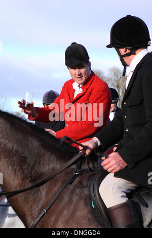 La chasse aux agriculteurs de Mendip répondre à Priddy Somerset hunt master en veste rouge traditionnelle parle à un autre pilote avant l'arrêt Banque D'Images